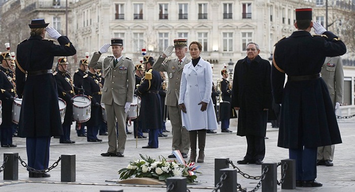 Raul Castro reçu avec les honneurs en France pour renouer les liens